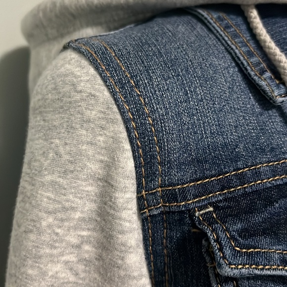 ⭐️ Incredibly Comfortable Denim Jacket with sweatshirt sleeves ⭐️ - Picture 4 of 8